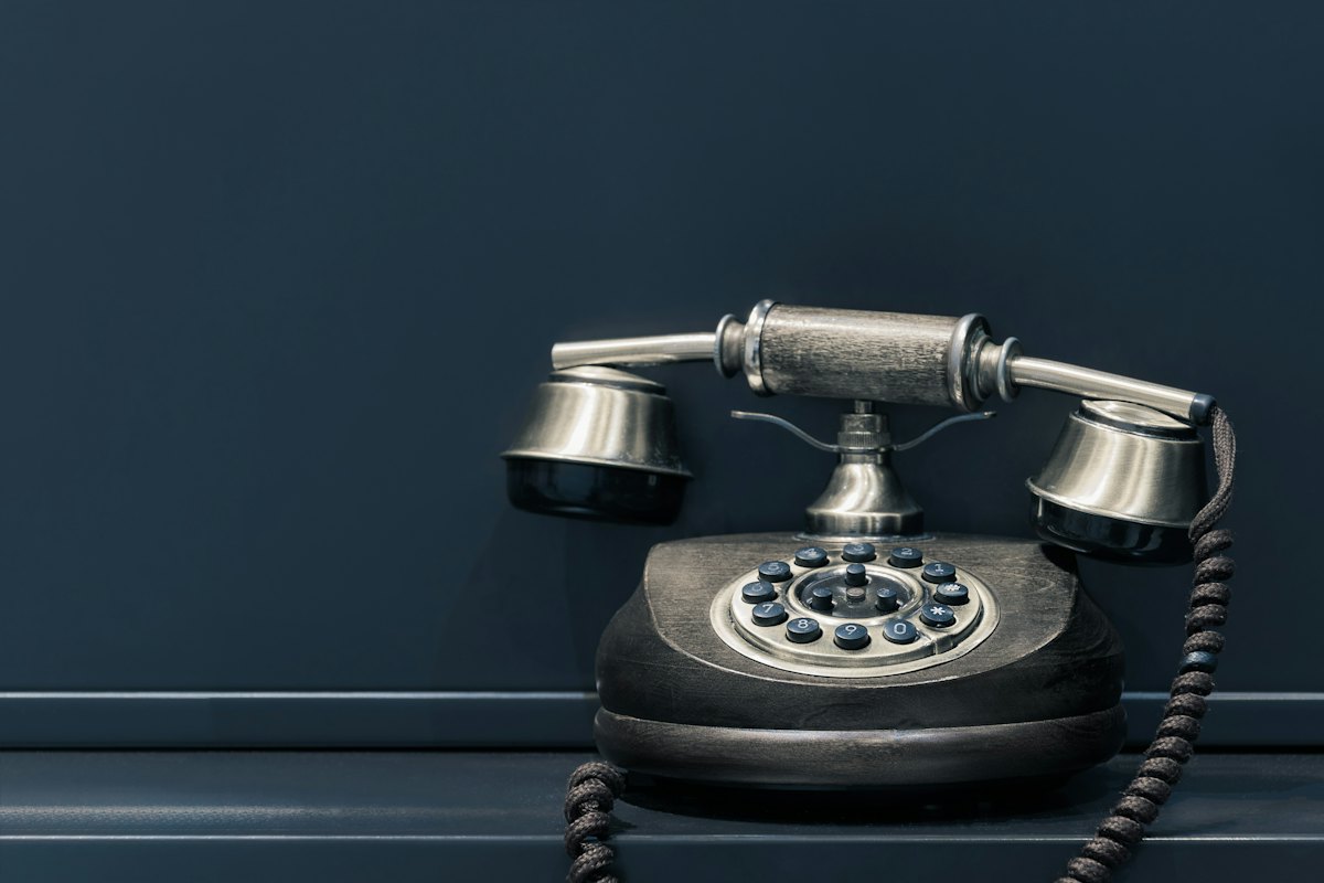 Cancellarsi da PagineBianche: vecchio telefono fisso su sfondo scuro, simbolo di un numero pubblicato negli elenchi