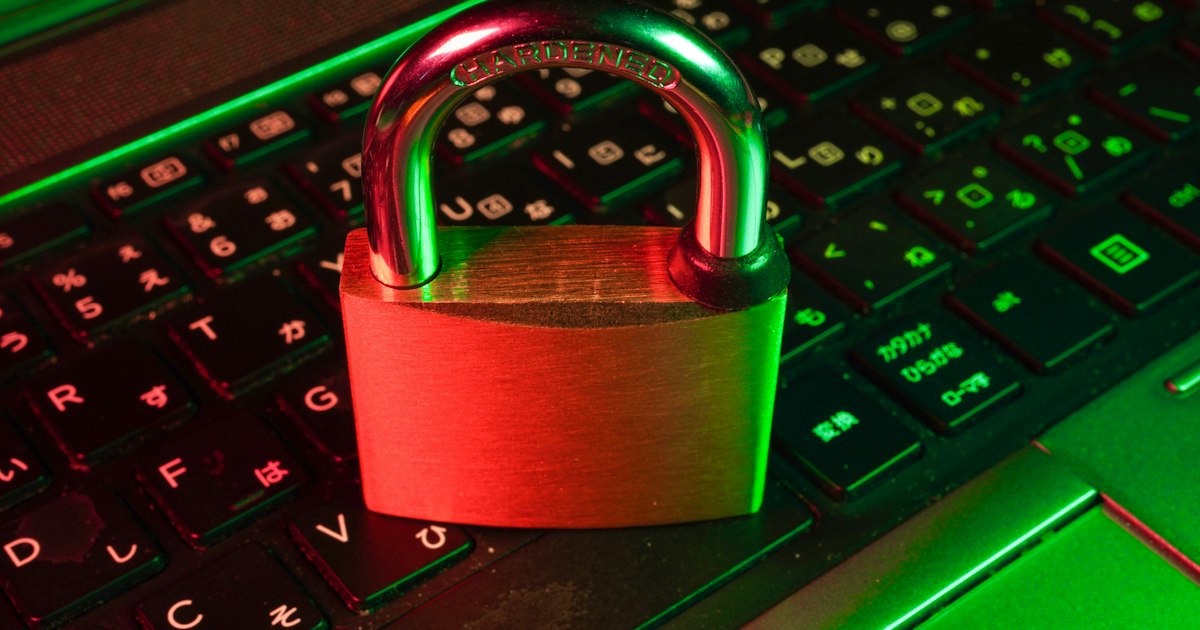Password trovata in una violazione di dati: lucchetto su una tastiera illuminata di rosso e verde