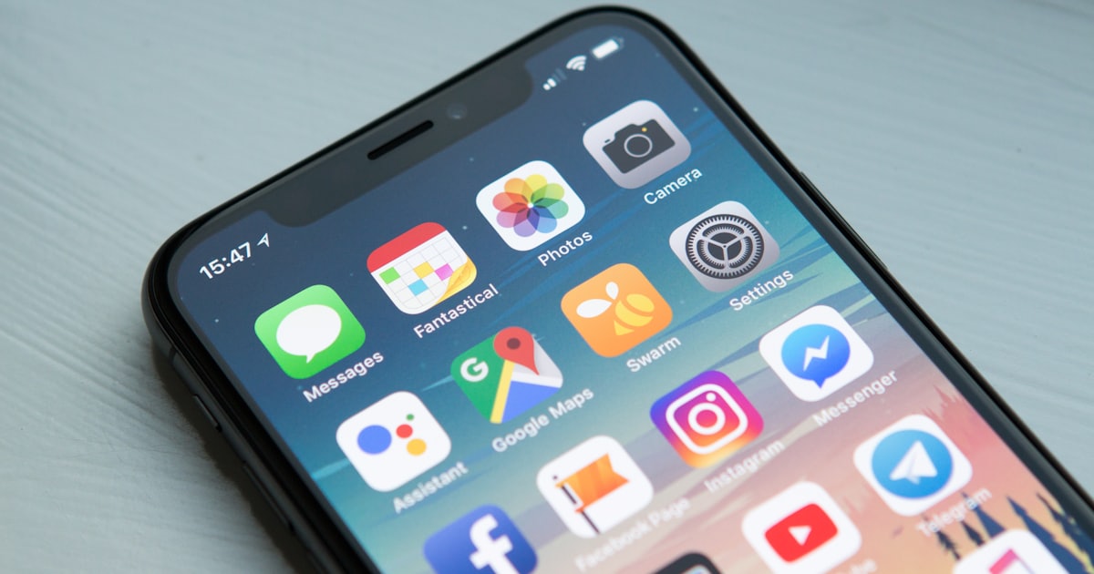 Spyware nella pubblicità 2026: smartphone con annunci nelle app, simbolo degli attacchi zero click tramite annunci di Discover-Tech